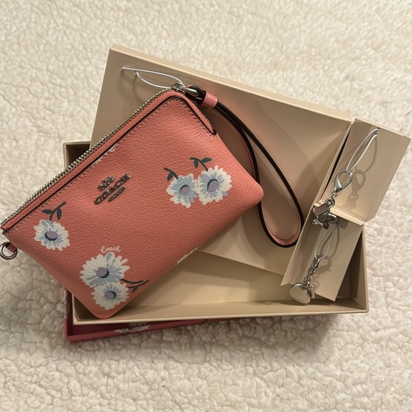 Coach Daisy Wristlet - Picture 2 of 2